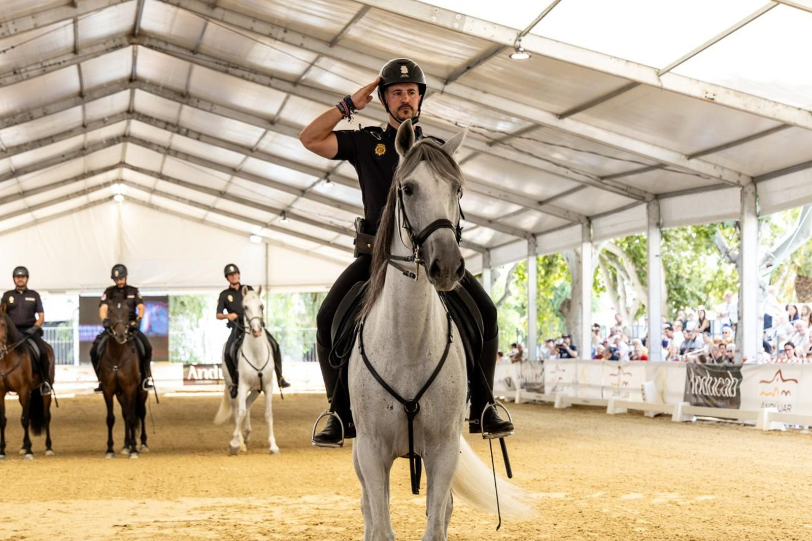 Anducab rinde homenaje a la unidad de caballería de la Policía Nacional