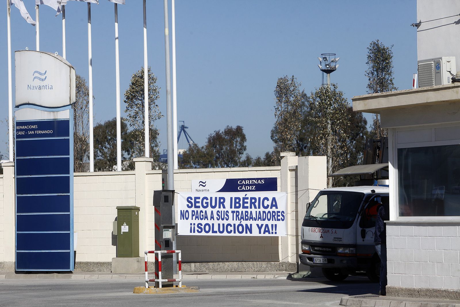 Pancarta que luce en la entrada del astillero de la capital gaditana.