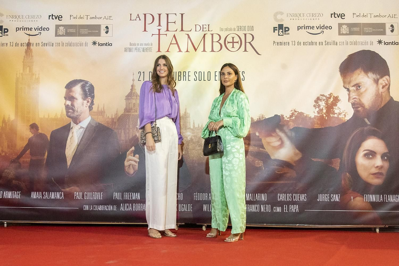 Las imágenes del preestreno de 'La piel del tambor' en Sevilla