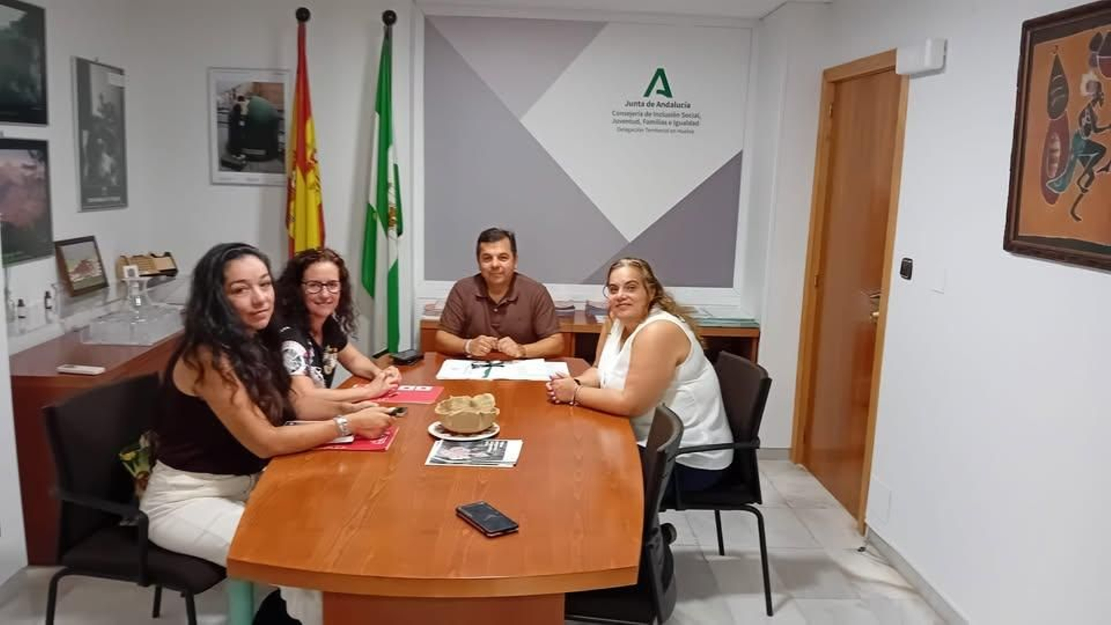 ulia Pérez, junto con Julia Daza y María Antonia López, en el encuentro con José Manuel Borrero Barrero.