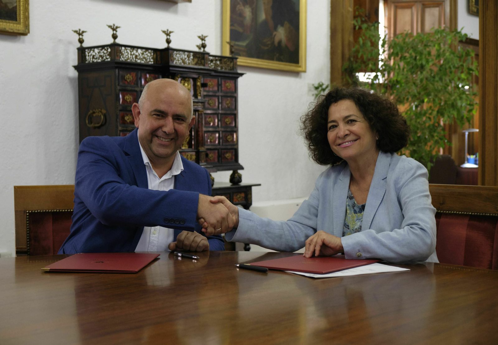 Juan Carlos López, CEO de Rossellimac, y Pilar Aranda, rectora de la UGR, firman el acuerdo.