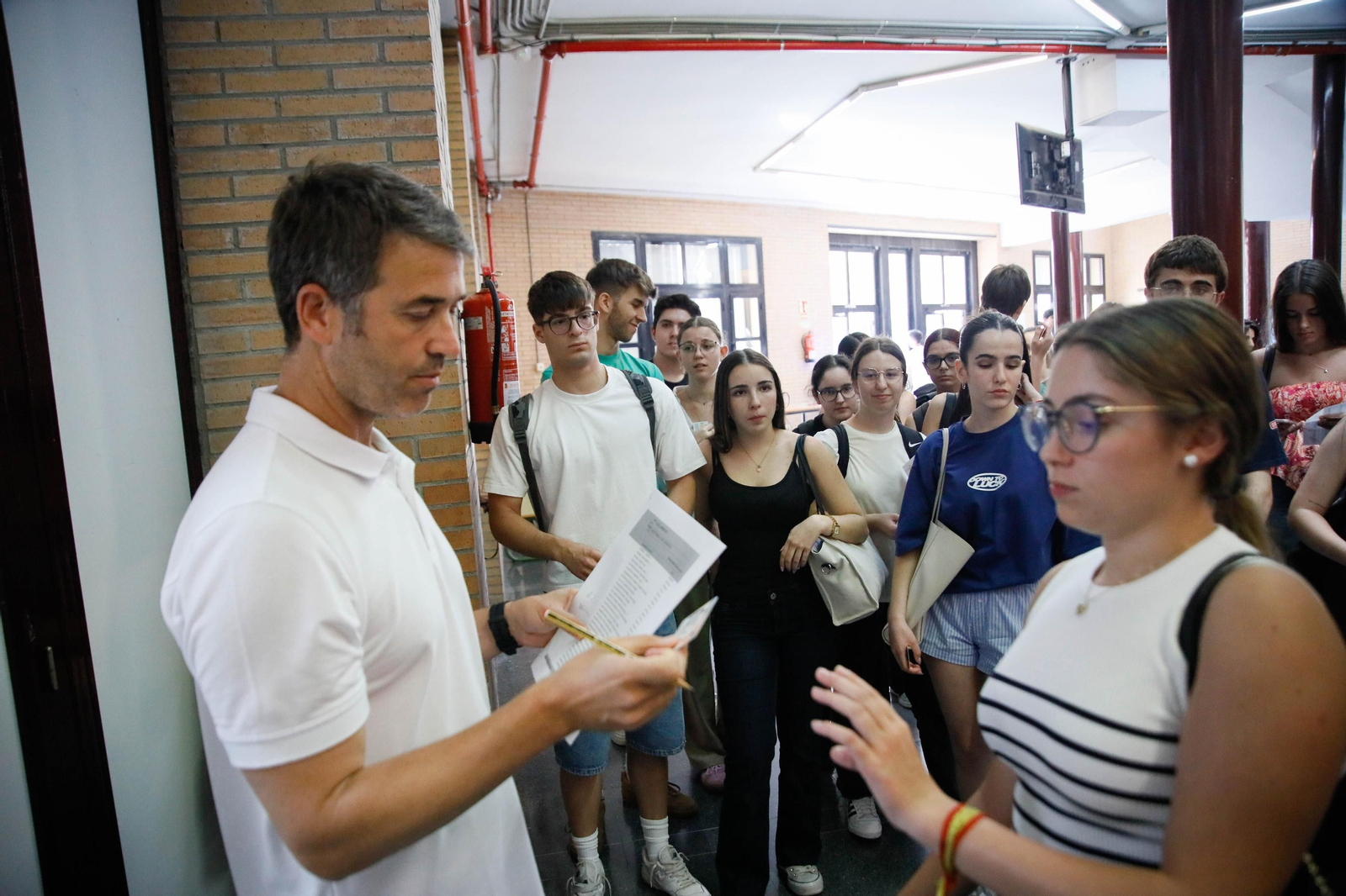 El alumnado comienza a entrar en los aularios a las 8:00 horas tras la comprobación de los documentos de identidad, en la Universidad de Almería.