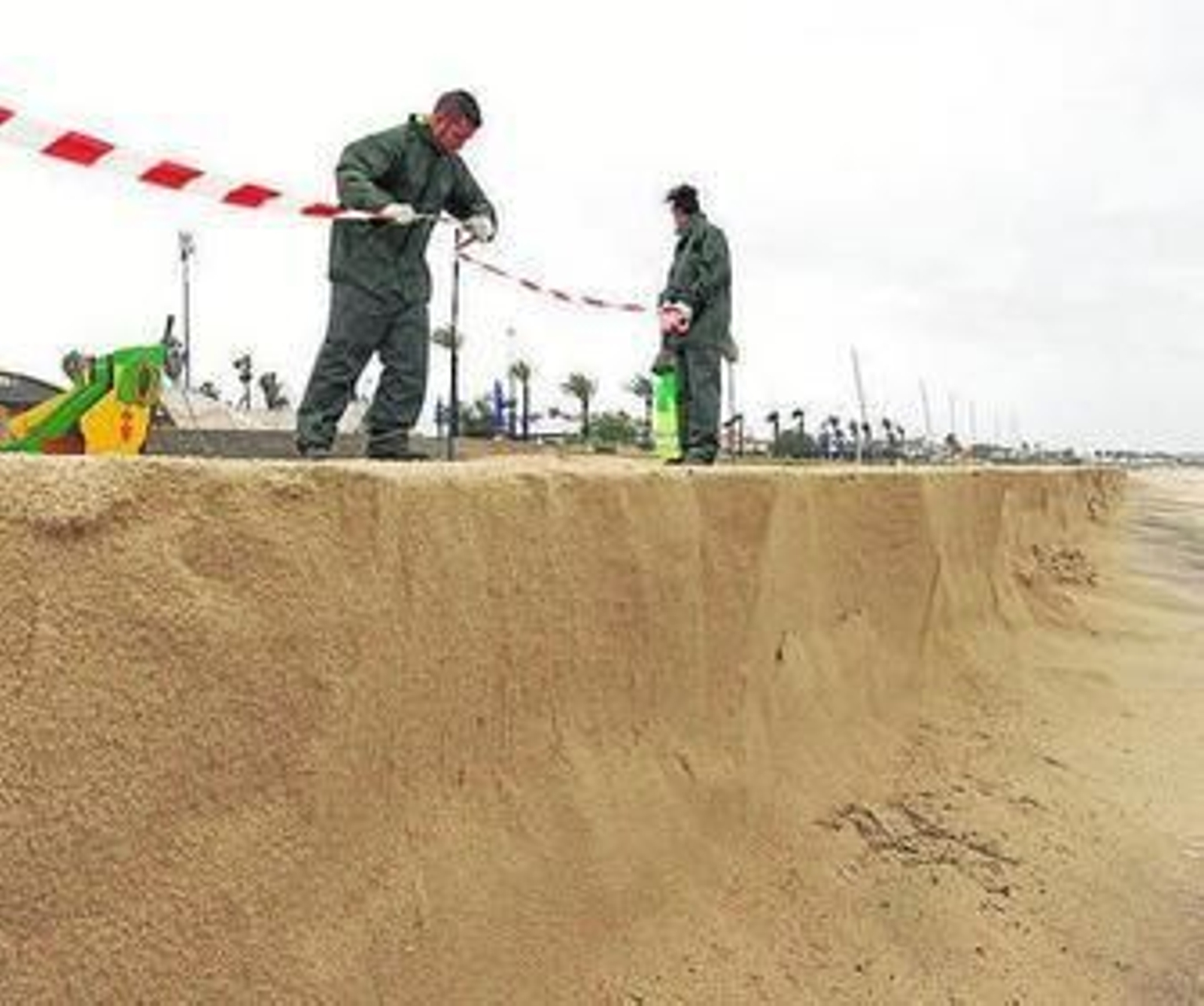 Operarios municipales señalizaban ayer la zona para alertar del peligro.