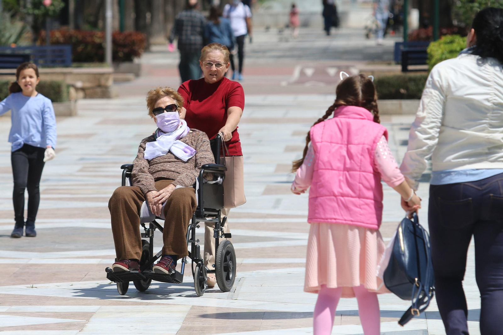 Fotogalería Los niños salen a la calle tras 43 días de confinamiento por coronavirus