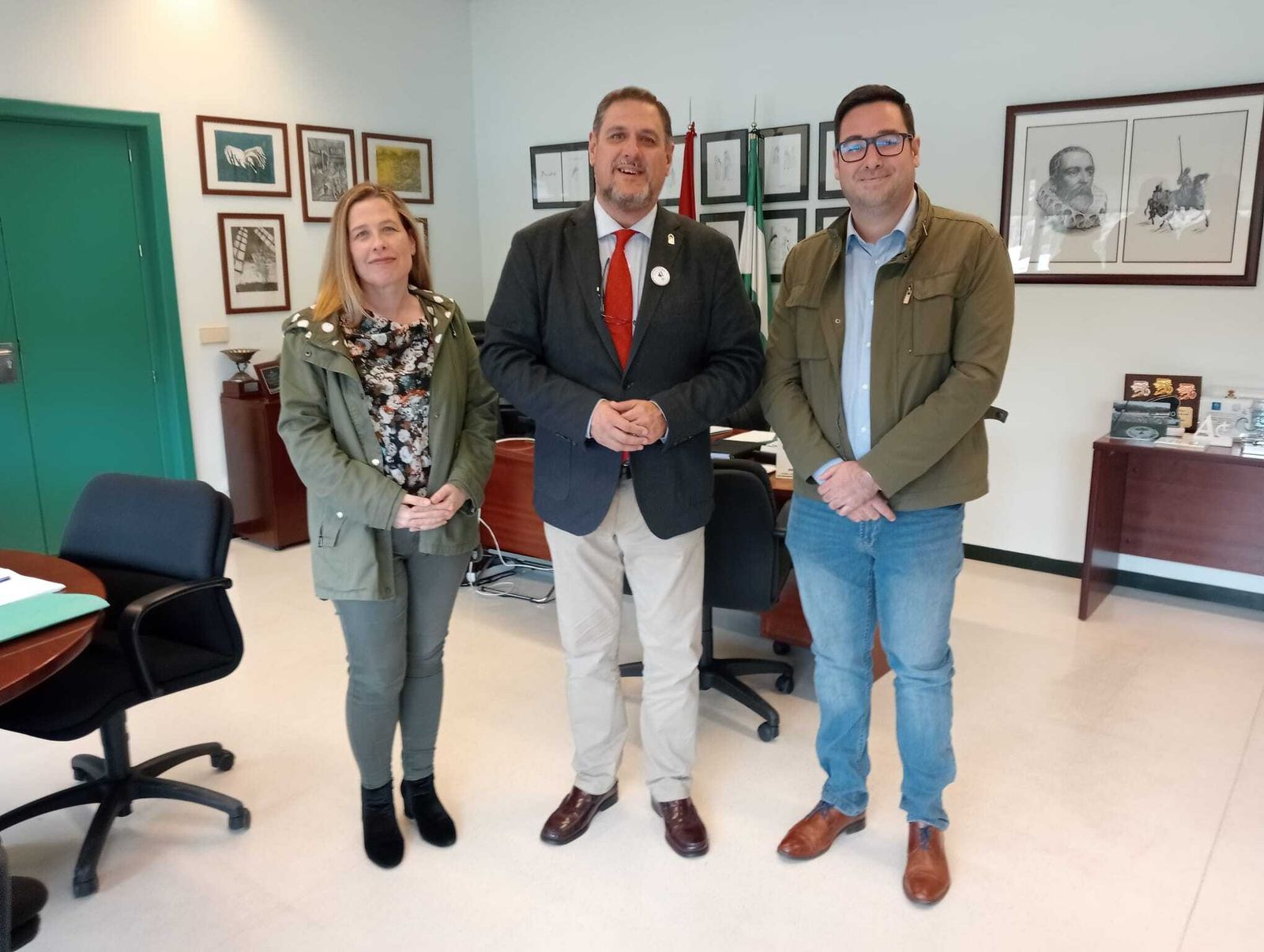 Alcalde y concejala de Educación con el delegado de Educación.