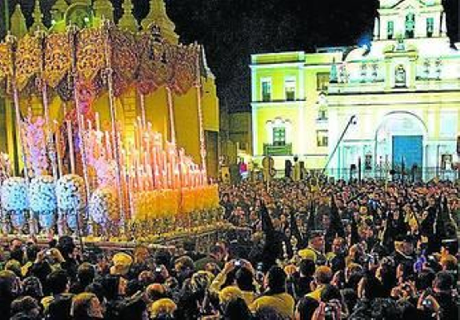 La salida del palio de la Esperanza Macarena en la Madrugada del Viernes Santo La salida del palio de la Esperanza Macarena en la Madrugada del Viernes Santo