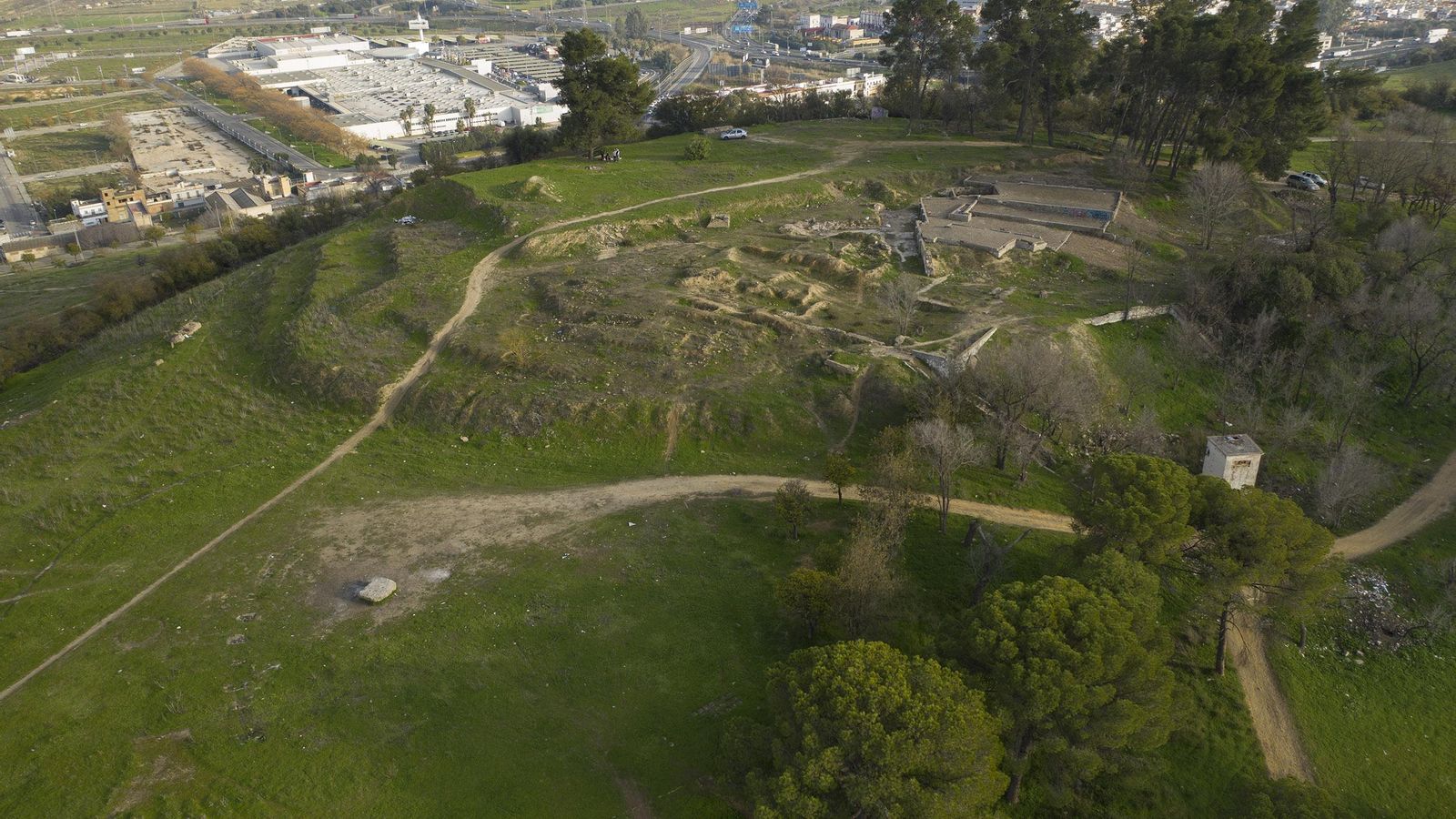 Una vista aérea de los terrenos del Carambolo, en la cima  del cerro junto al que se encuentra la barriada del mismo nombre.
