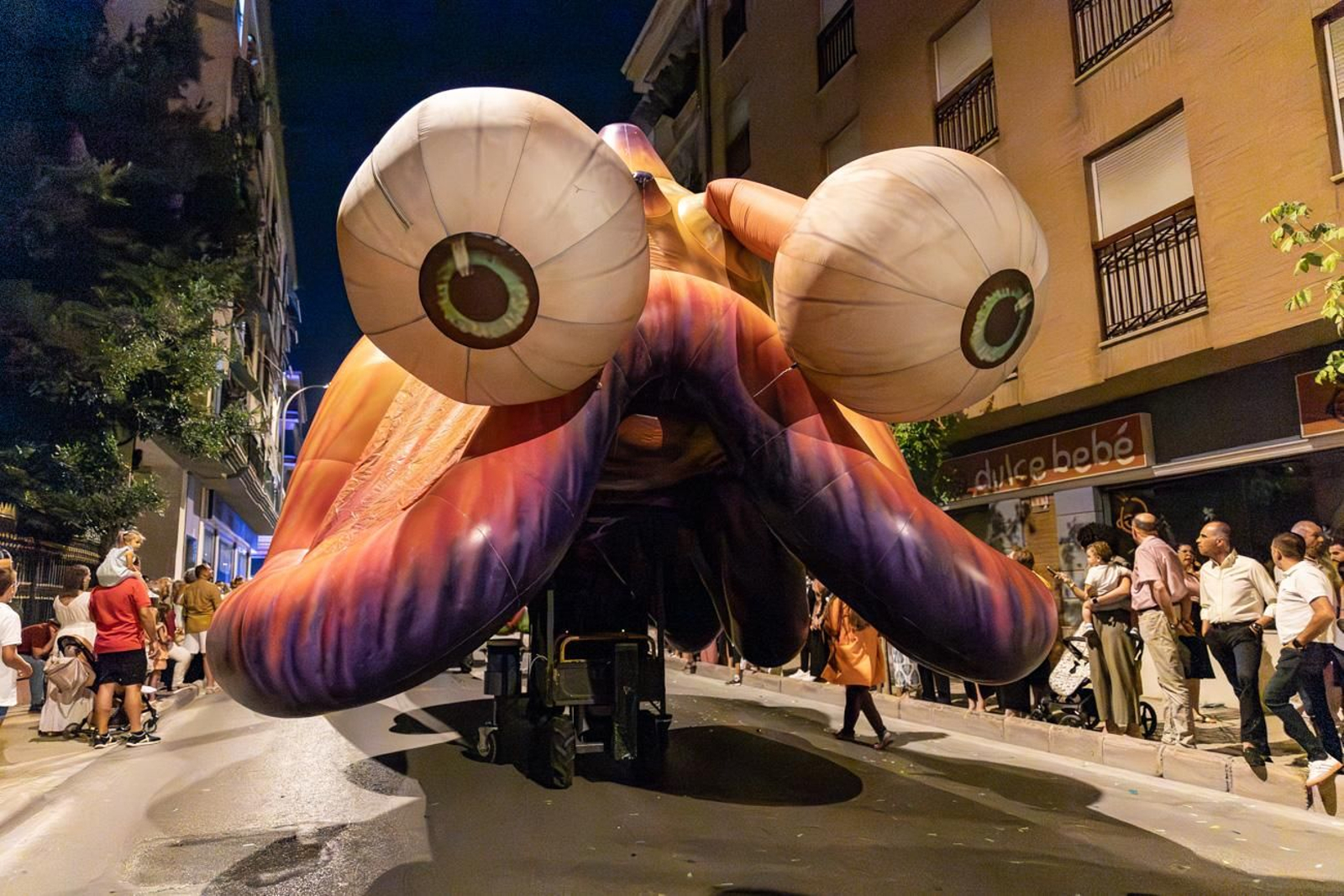 Pasacalles inaugural, fuegos artificiales e iluminación de la portada de feria y del recinto ferial de la Feria de San Bartolomé en Martos