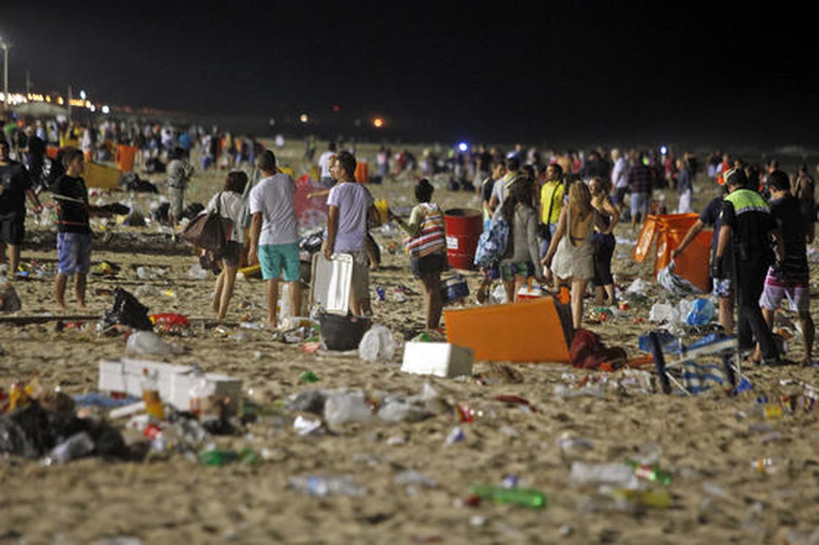 Los servicios de limpieza recogen 42 toneladas de residuos de la arena tras la noche de las barbacoas del Trofeo Carranza.

Foto: Jesus Marin