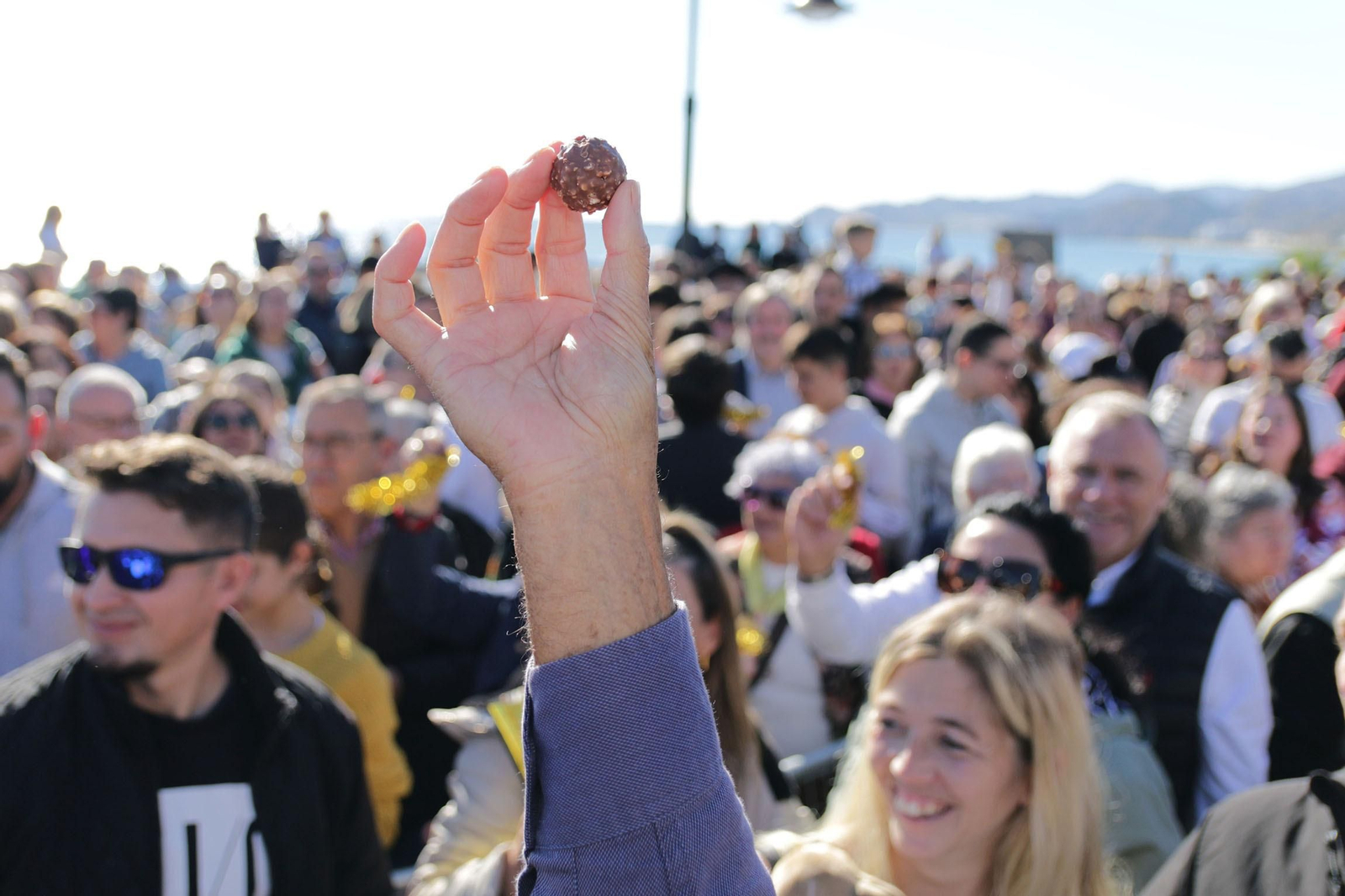 Cientos de personas se juntan en Mojácar para comerse un Ferrero Rocher