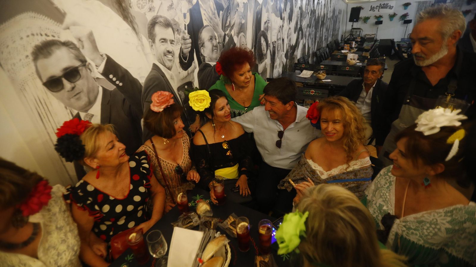 Juan Marín junto a un grupo de profesoras madrileñas en la caseta La Astillera.