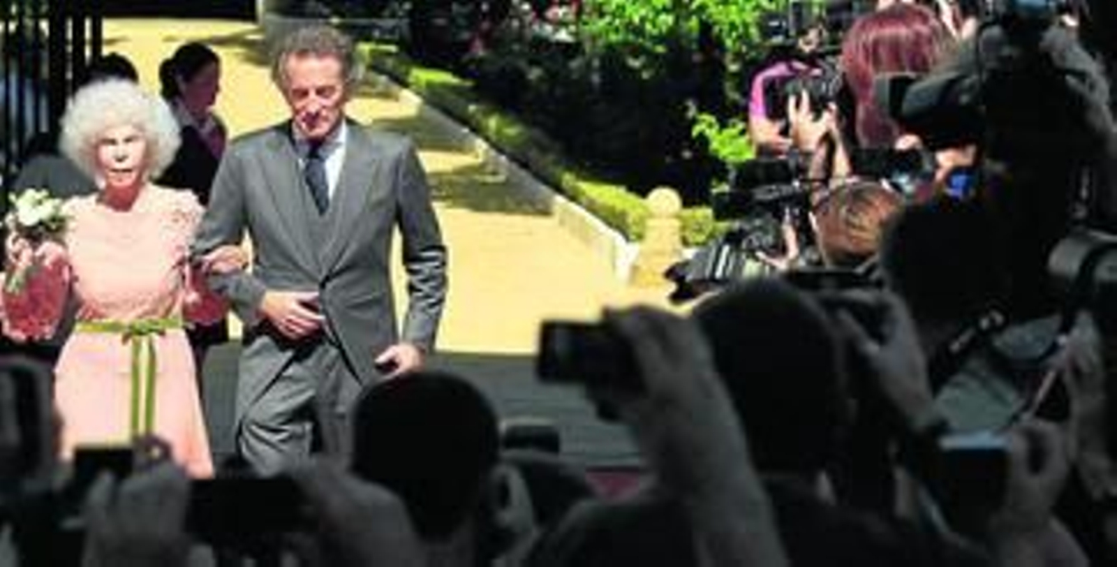 l El primer instante en que la pareja de novios aparece a la salida del palacio de las Dueñas.