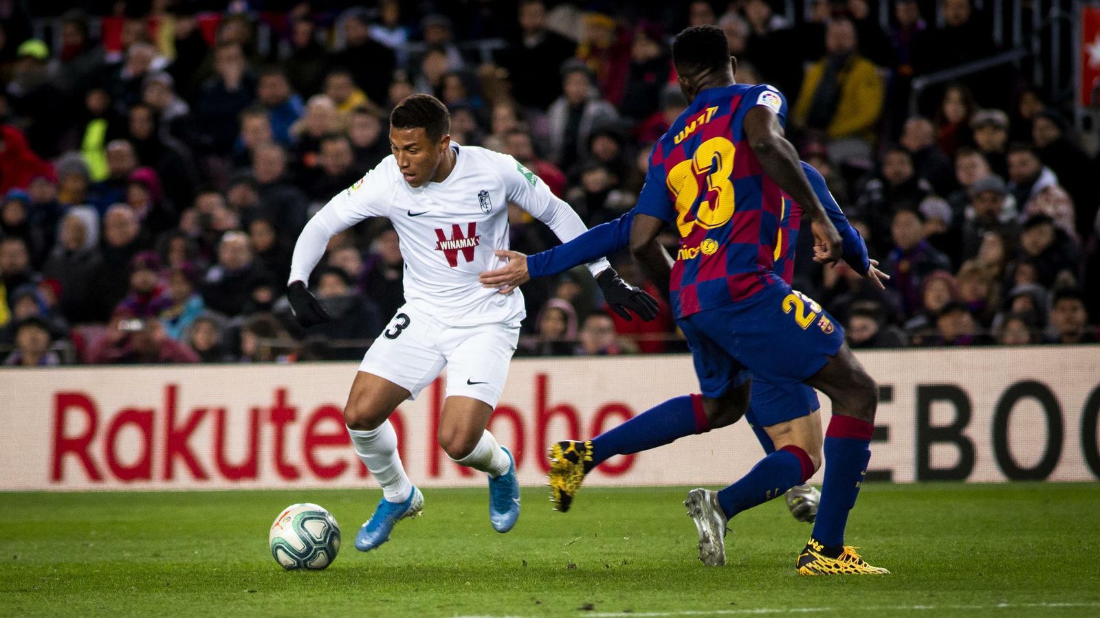 Darwin Marchís supera a Sergi Roberto antes de encarar a Umtiti.