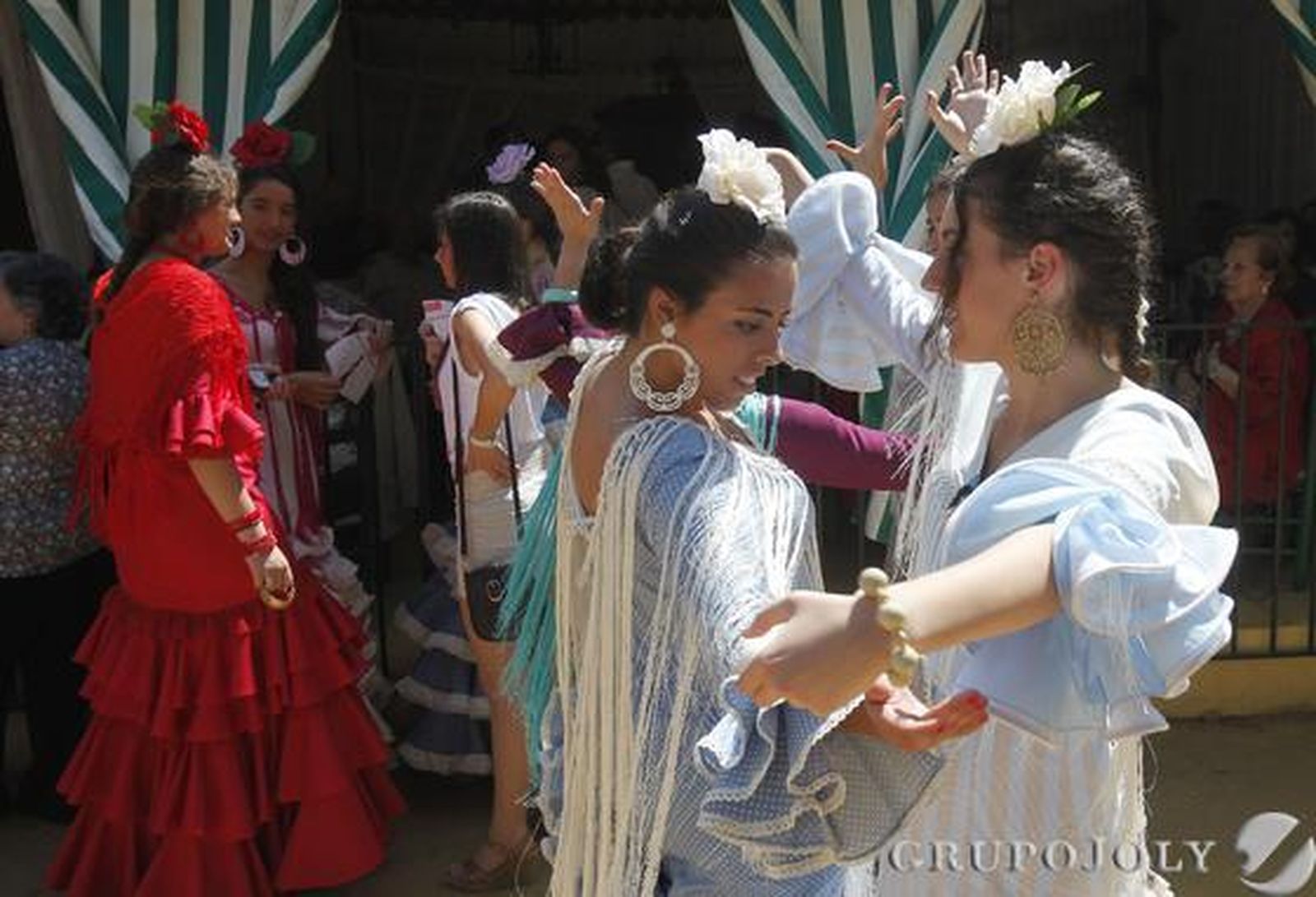 Jóvenes al son de sevillanas.

Foto: José Ángel García