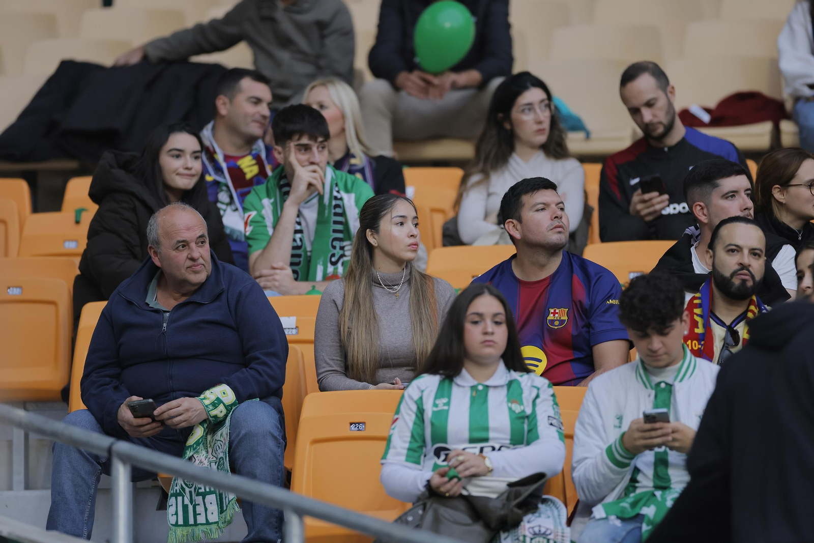 Búscate en las fotos del Betis - Barcelona