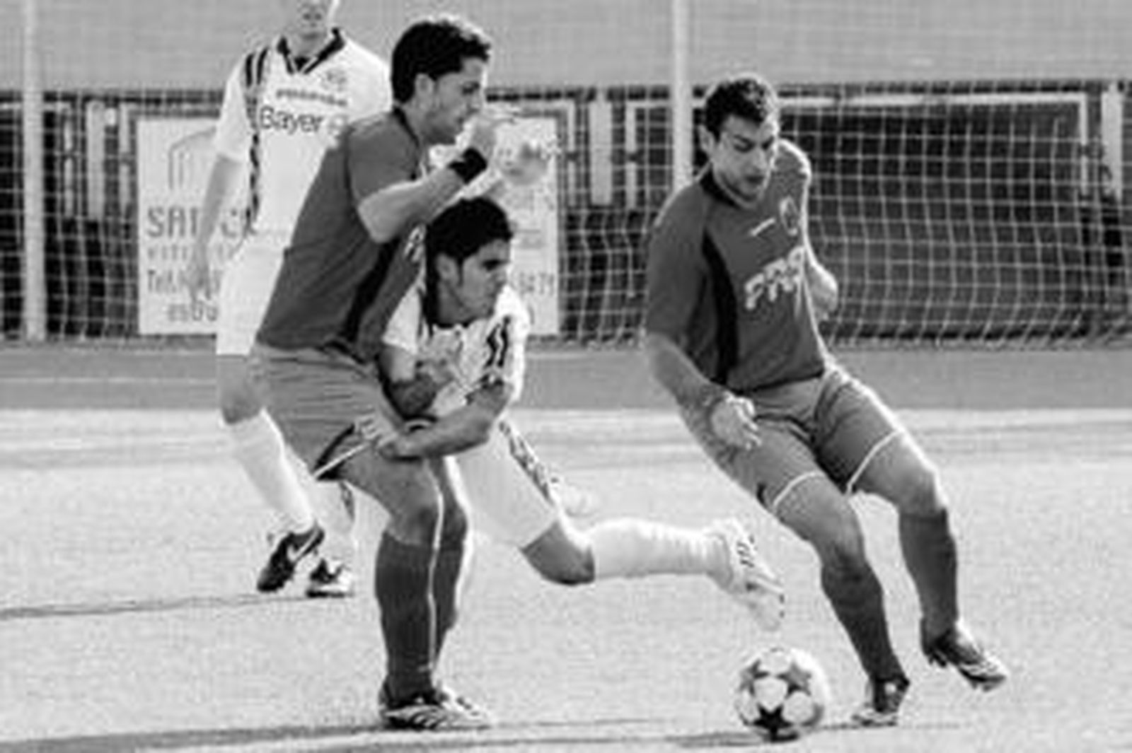 Dos jugadores del Churriana B entran en falta a otro del Águilas de Zujaira.