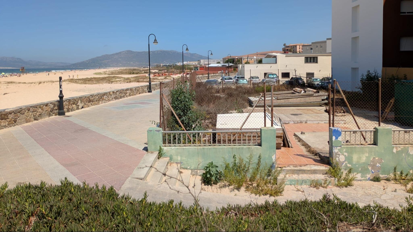 Solar abandonado a la altura de los bloques militares Don Juan de Austria, en pleno paseo marítimo de Tarifa.