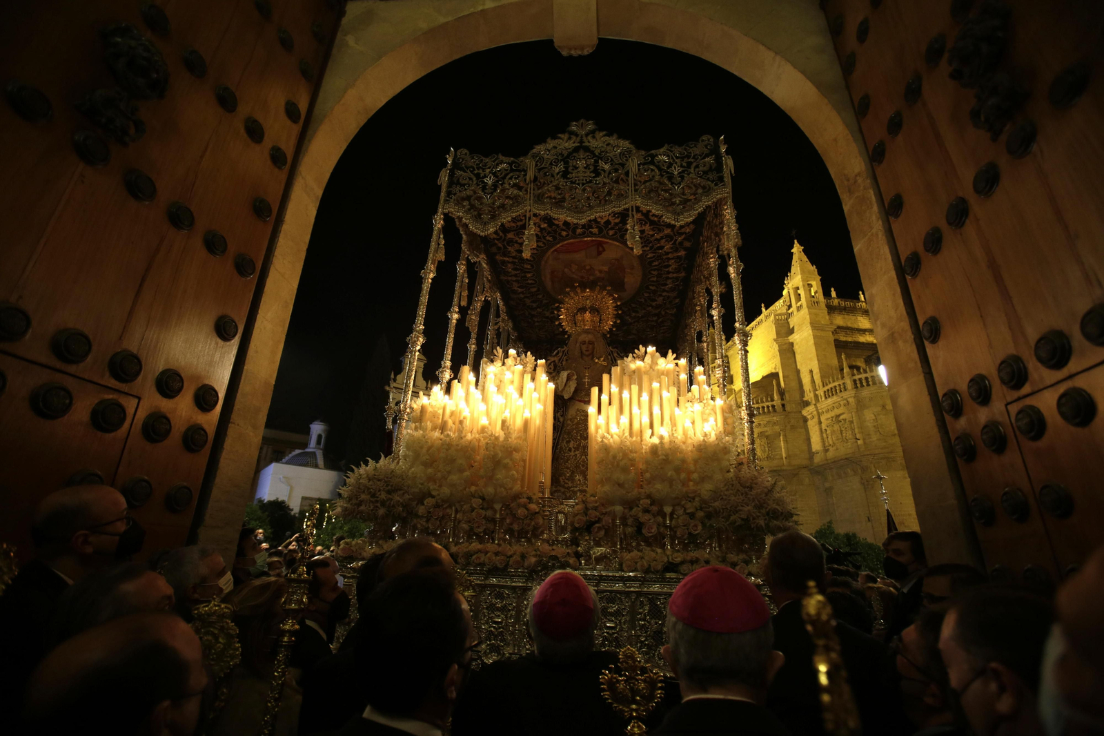 La Candelaria visita el Palacio Arzobispal y el Ayuntamiento de Sevilla