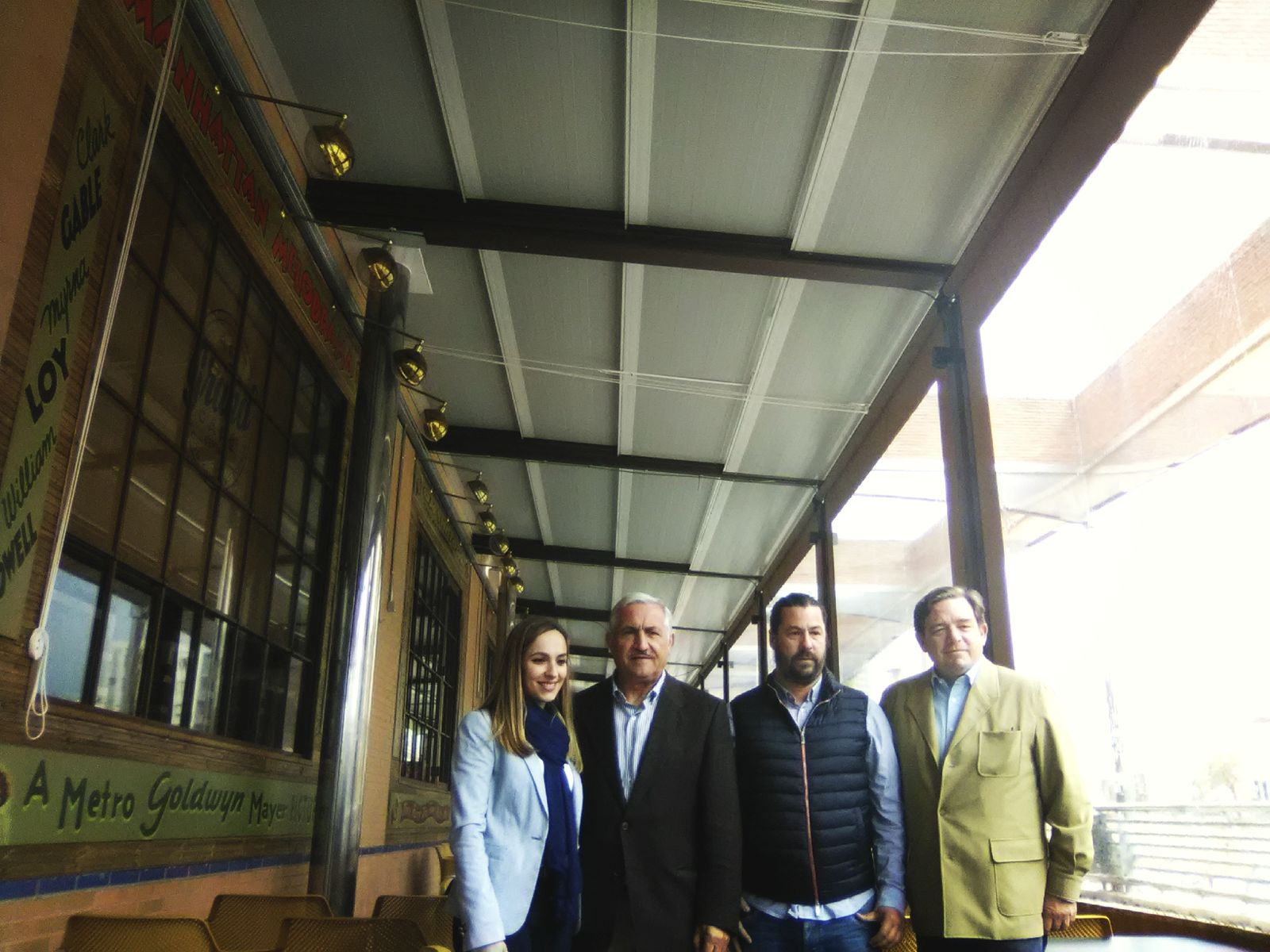 Inés Aragüez junto al concejal de Medio Ambiente, el director general del área y uno de los propietarios del Grand Café.
