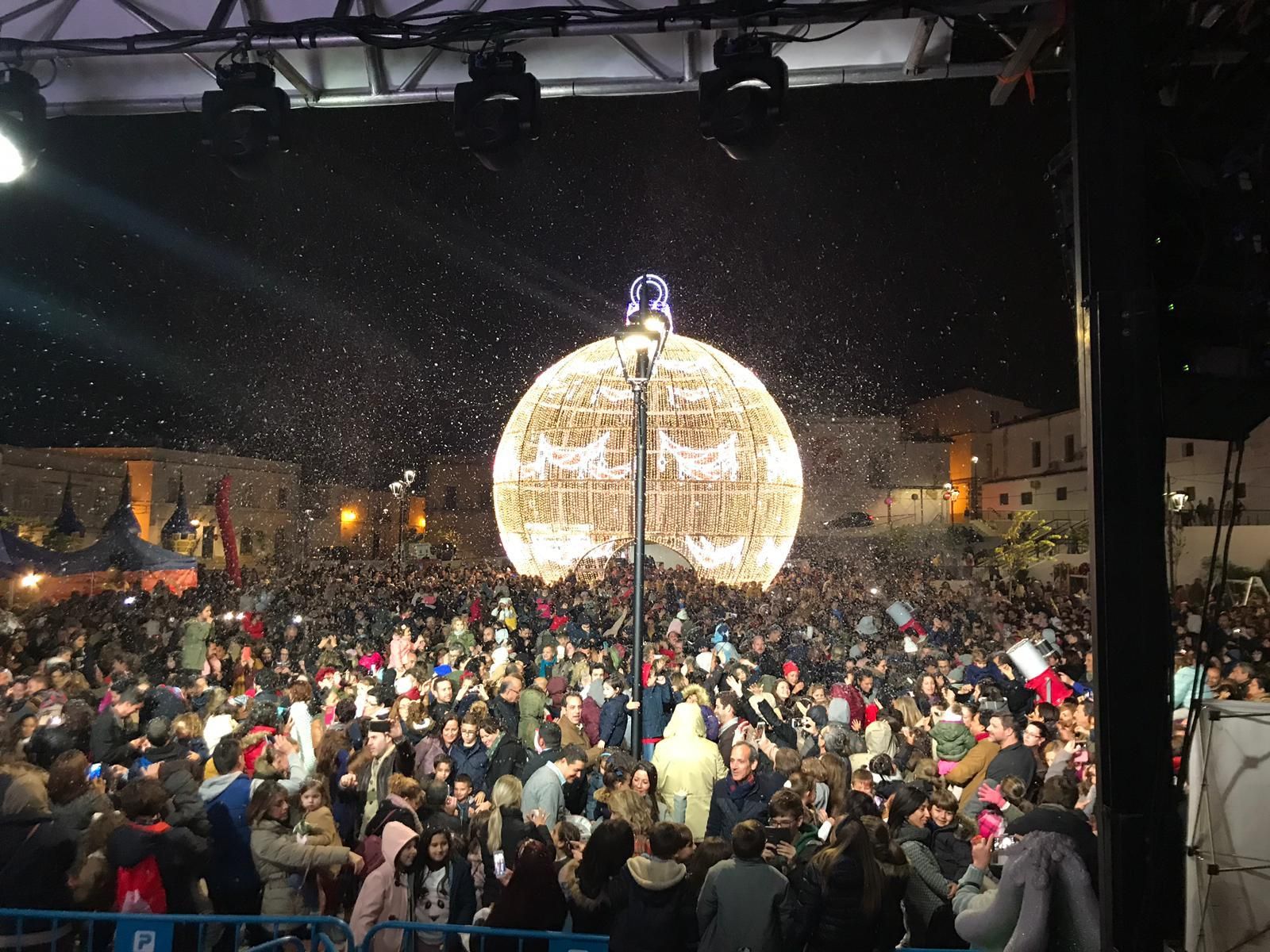 La plaza Belén llena de familias disfrutando de una 'nevada' este jueves por la tarde.