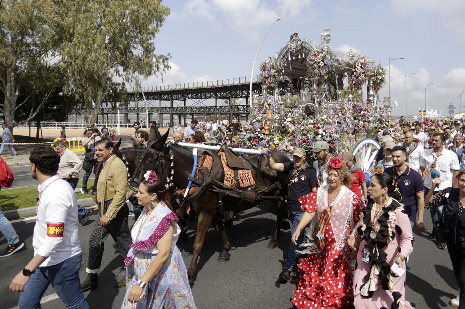 El Rocío 2023: Imágenes de la Hermandad de Emigrantes en su salida de Huelva