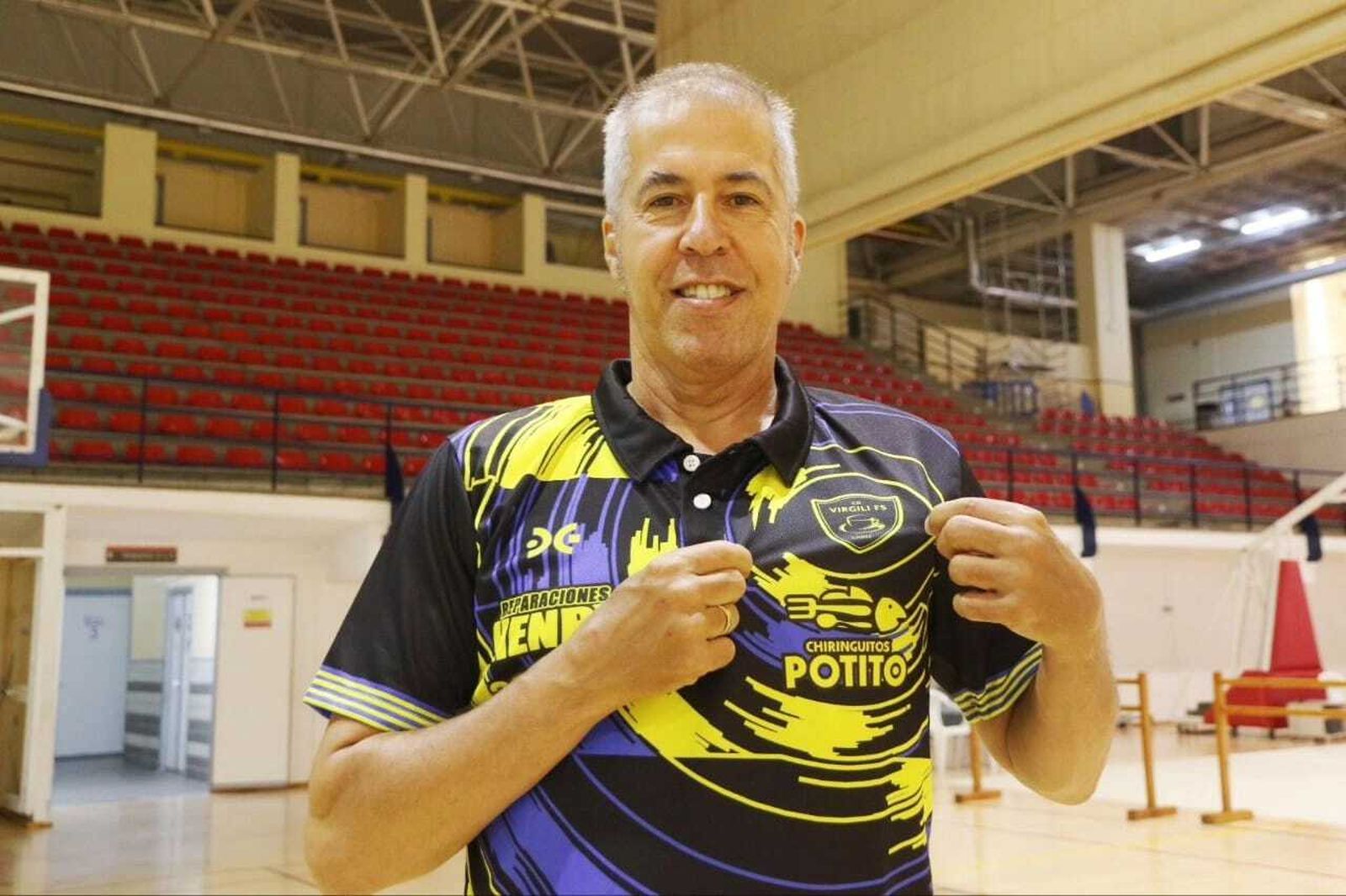 Adriano Barbosa posa con la camiseta del equipo en el Complejo Ciudad de Cádiz.