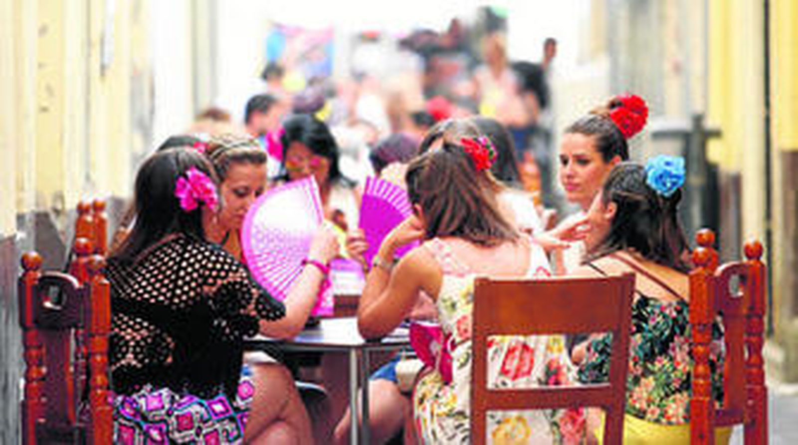 Un grupo de amigas reunidas en un restaurante durante los momentos previos al almuerzo.