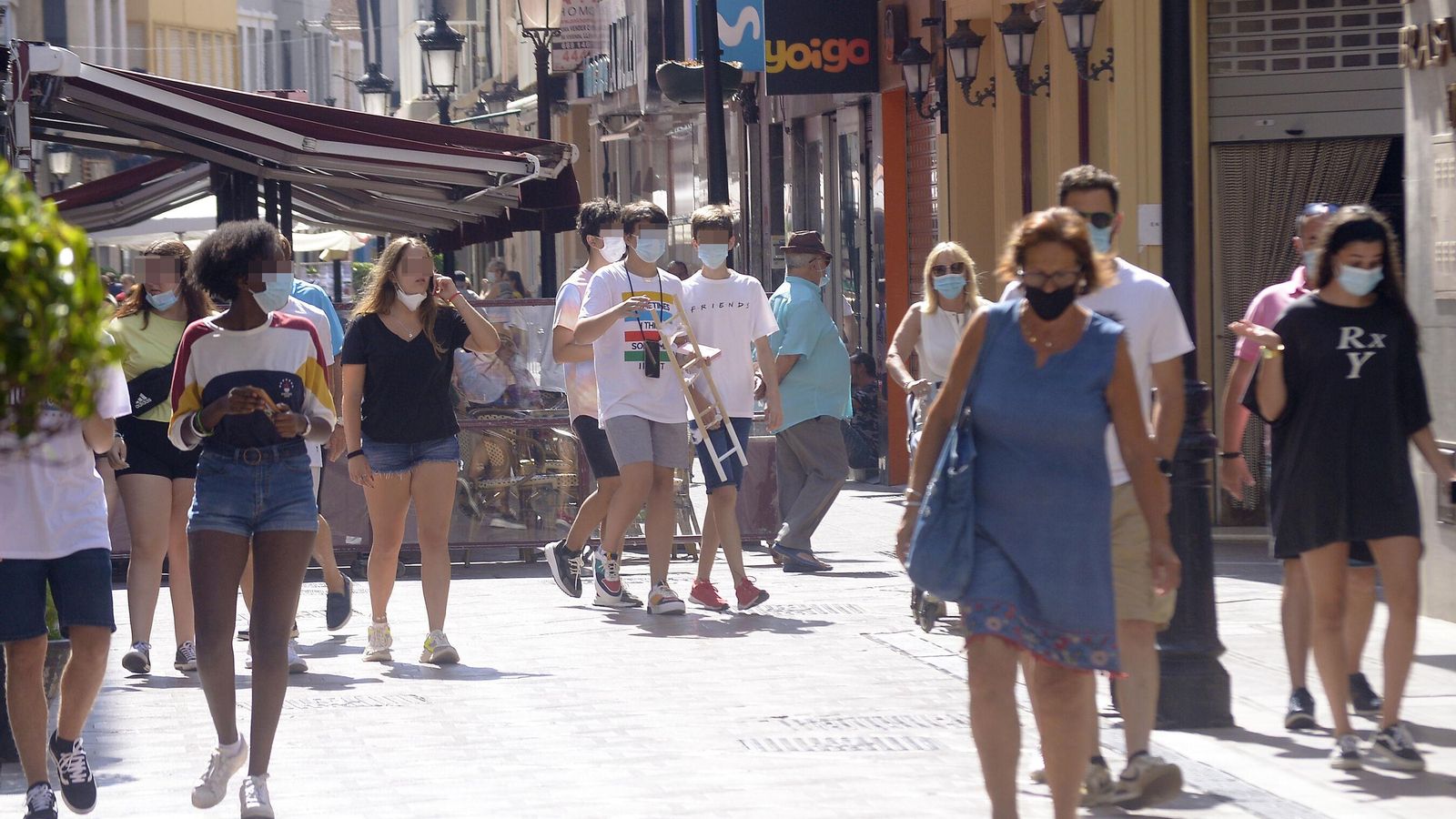 Ciudadanos pasean por el centro de La Línea.