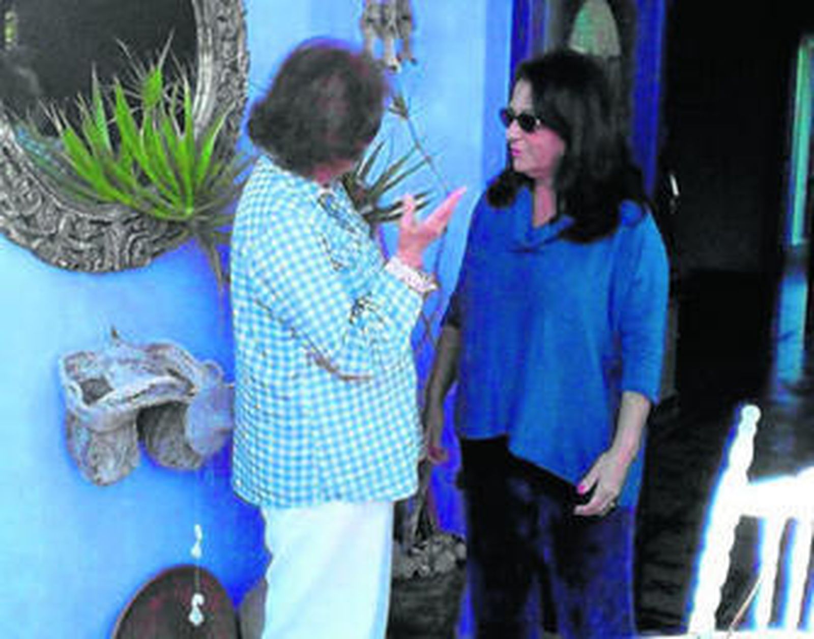 Bárbara Escañuela conversando con una amiga en la puerta de su casa.