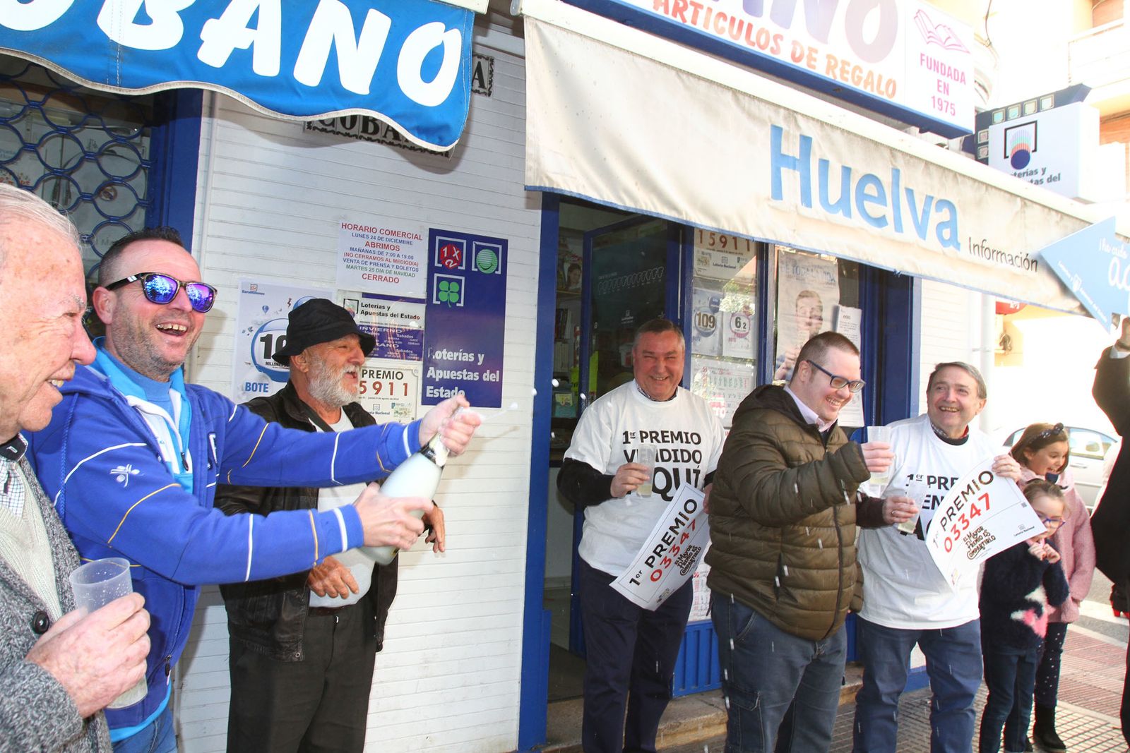 Alegría en Huelva tras tocar por primera vez el gordo en la capital.