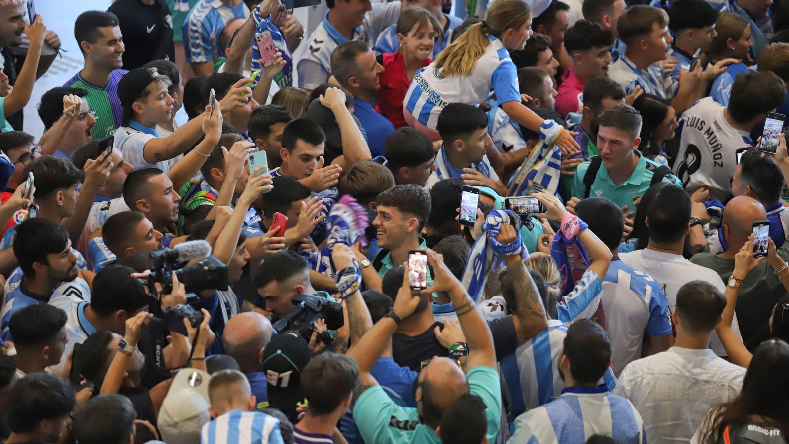 Las fotos de la afición despidiendo al Málaga en el aeropuerto antes de ir a Tarragona