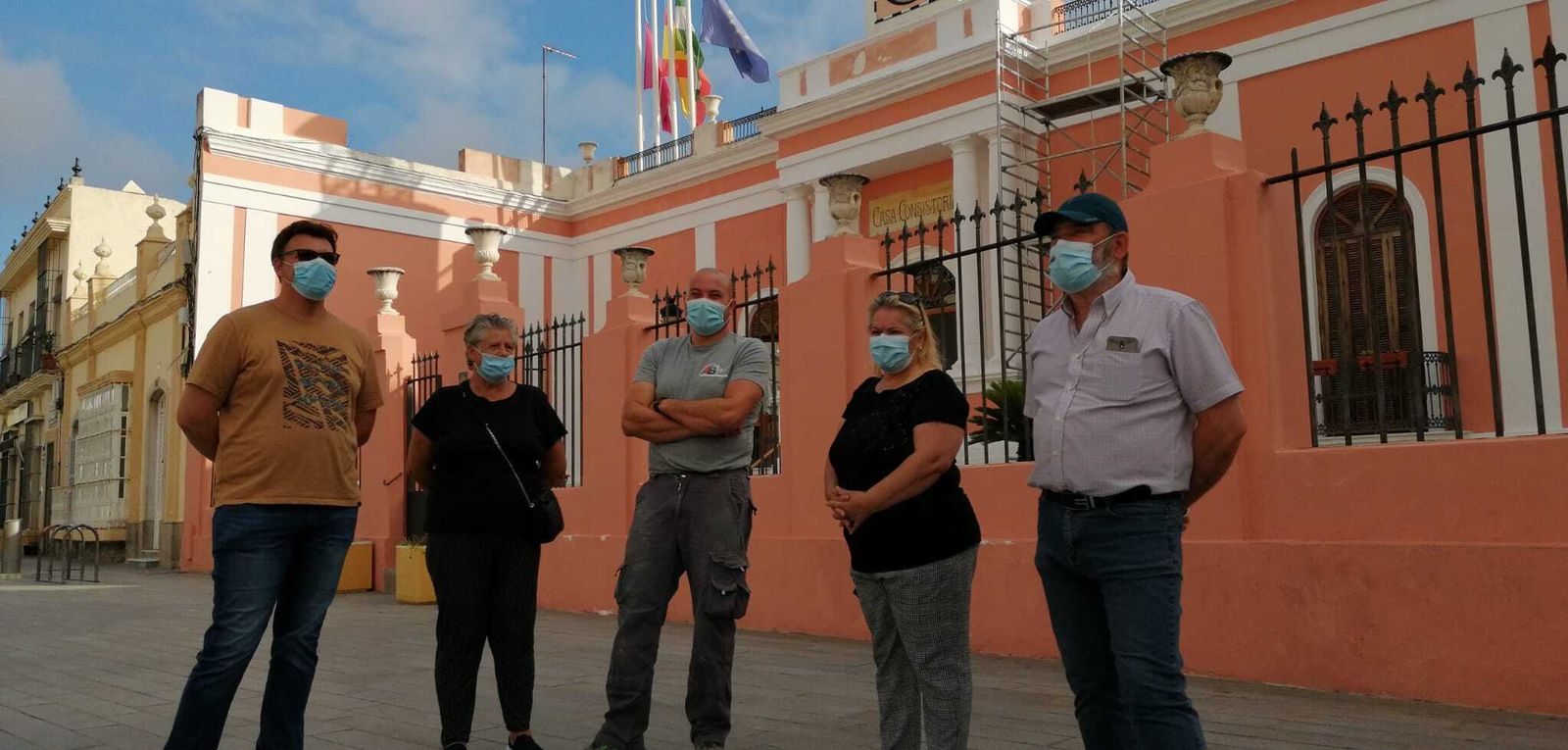 Algunos de los vecinos afectados, en la puerta del Ayuntamiento de Puerto Real