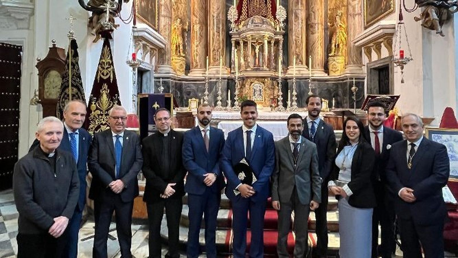 El pregonero, con el padre Marcos Peña, Juan Carlos Jurado, padre Rubén Virués, Francisco Ruiz, Paula Otero, Juan Carlos Torrejón, Carlos Iglesia y Pedro Riego, entre otros.