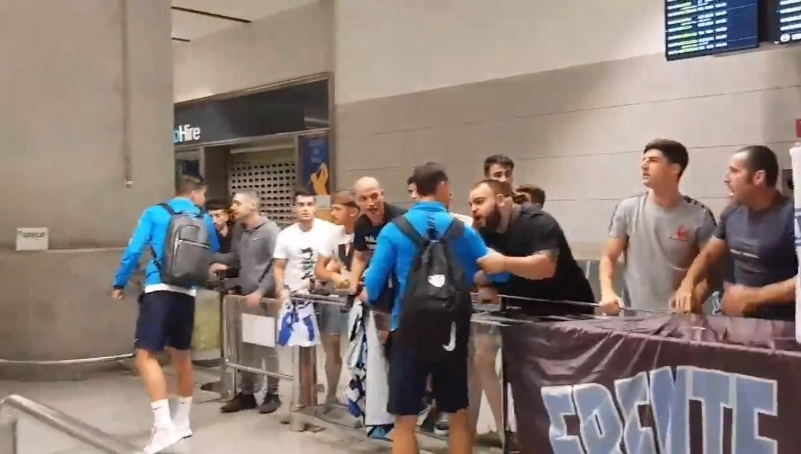 Aficionados del Málaga reciben al equipo a su llegada desde La Coruña. Aficionados del Málaga reciben al equipo a su llegada desde La Coruña.