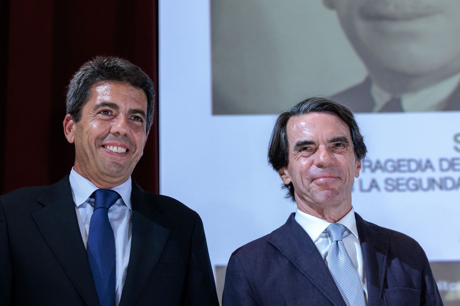 El ex presidente del Gobierno, José María Aznar, con el futuro presidente de la Comunidad Valenciana, Carlos Manzón.