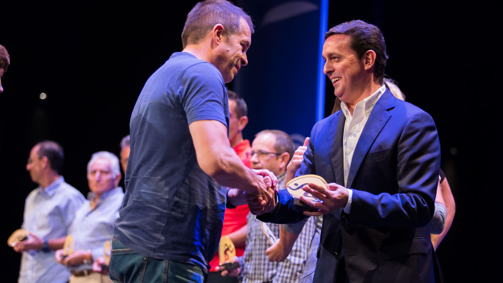 Javier Aureliano García, vicepresidente de la Diputación, entregando uno de los premios