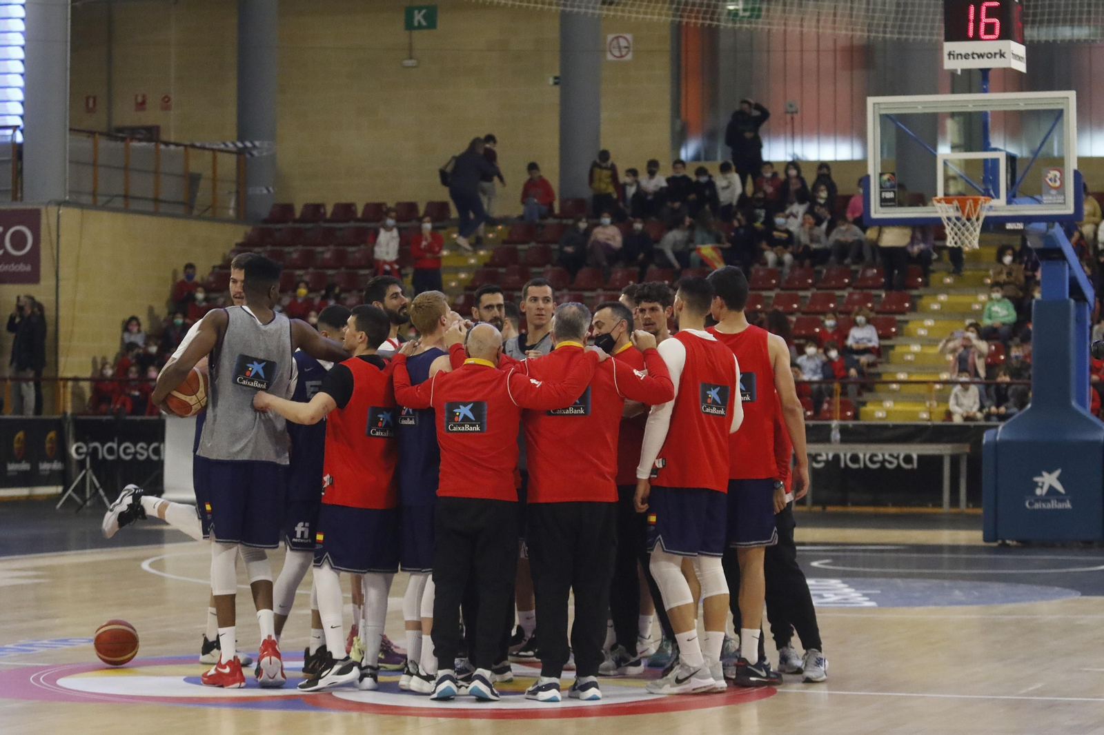 La selección española de baloncesto abre el entrenamiento en Córdoba a los más jóvenes, en imágenes