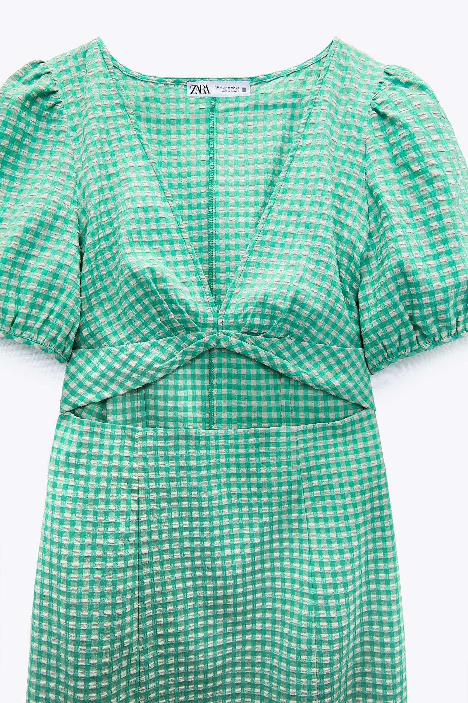 Vestido cut out de cuadros vichy de Zara.