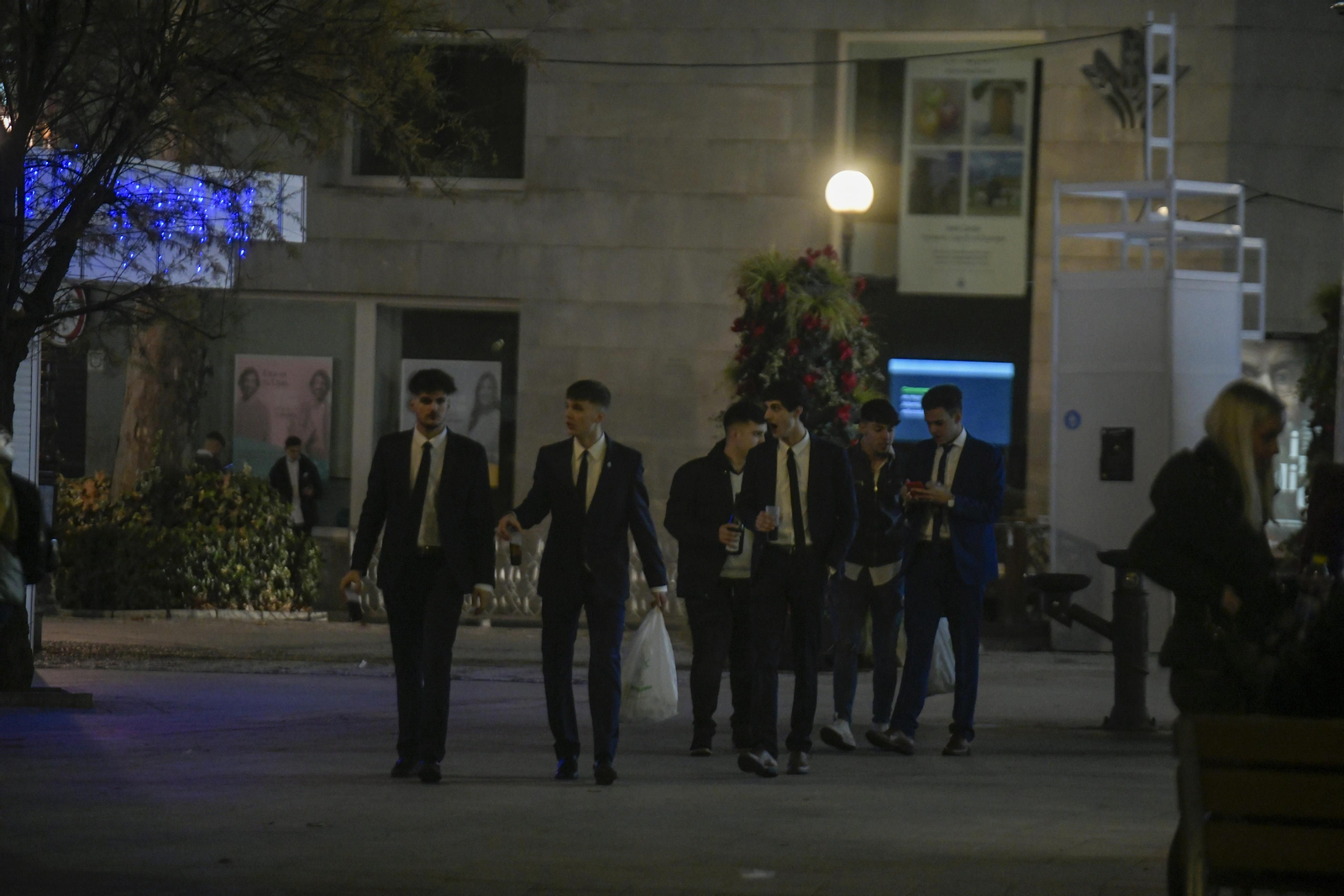 Así fue la Nochevieja 2021 en Granada, en imágenes: uvas en una Plaza del Carmen vallada y ambiente de fiesta en la calle