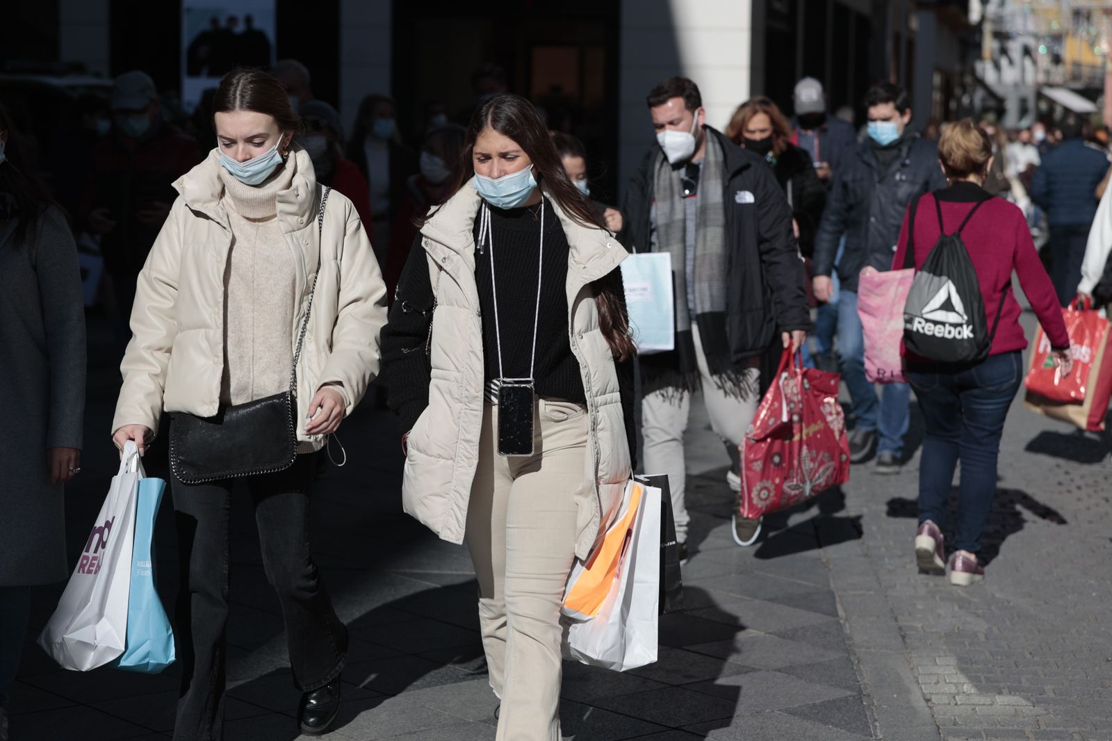 Gente en la calle en las rebajas de enero de 2022
