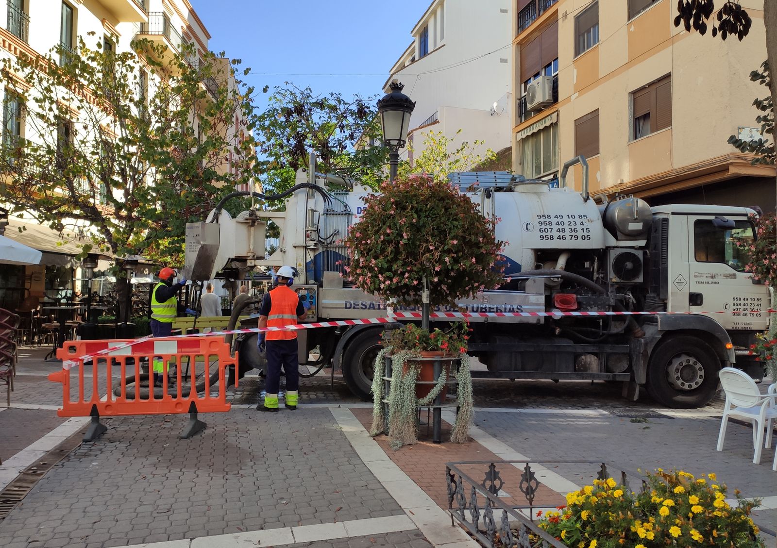 Estepona intensifica la limpieza de imbornales  y redes de alcantarillas.