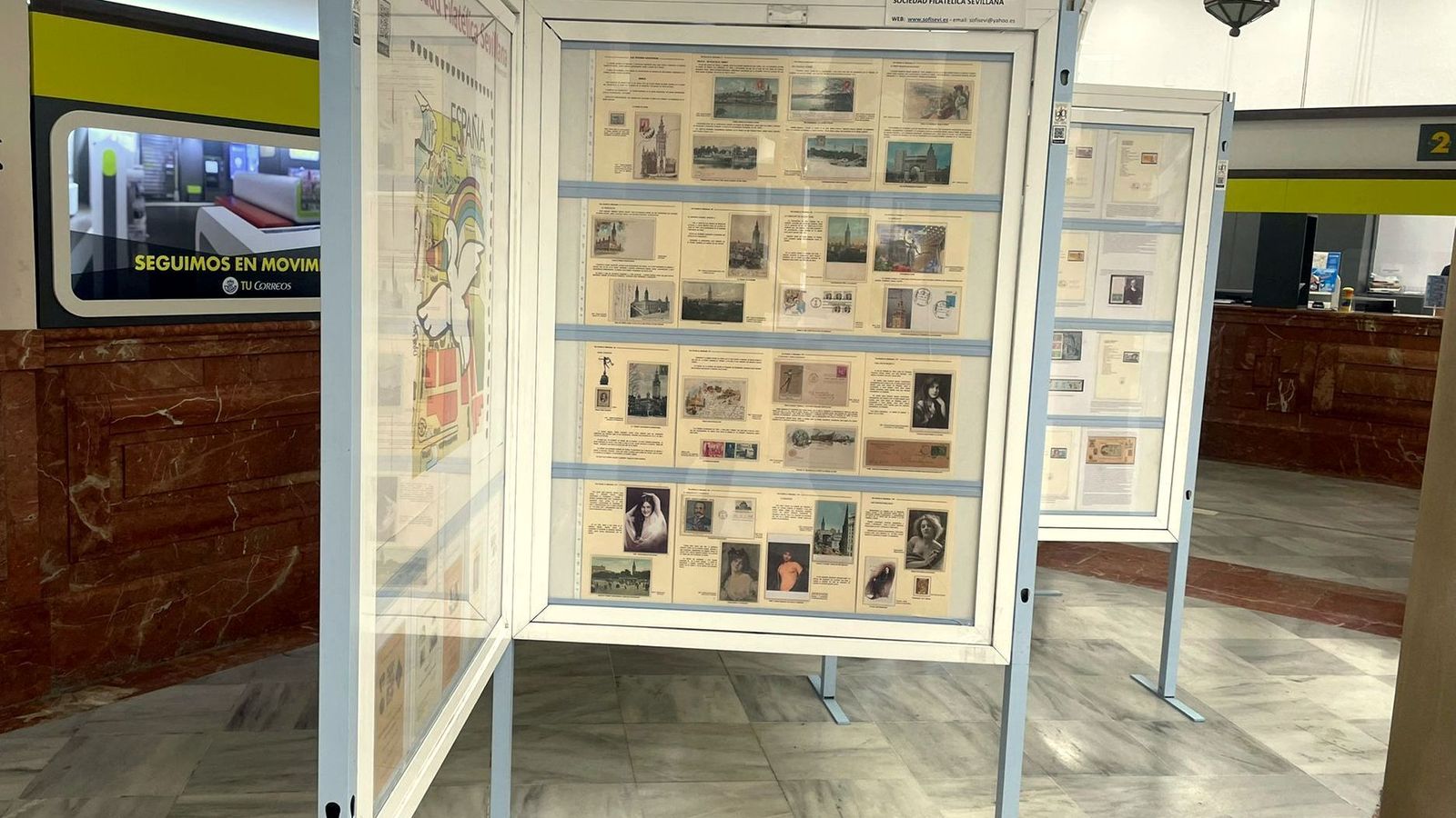 Paneles de la exposición sobre réplicas de la Giralda en Correos.