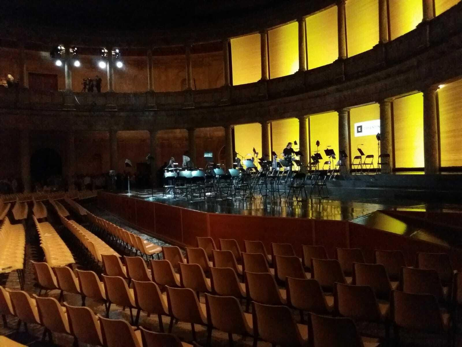 Momento de suspensión del concierto de clausura del Festival por la lluvia.