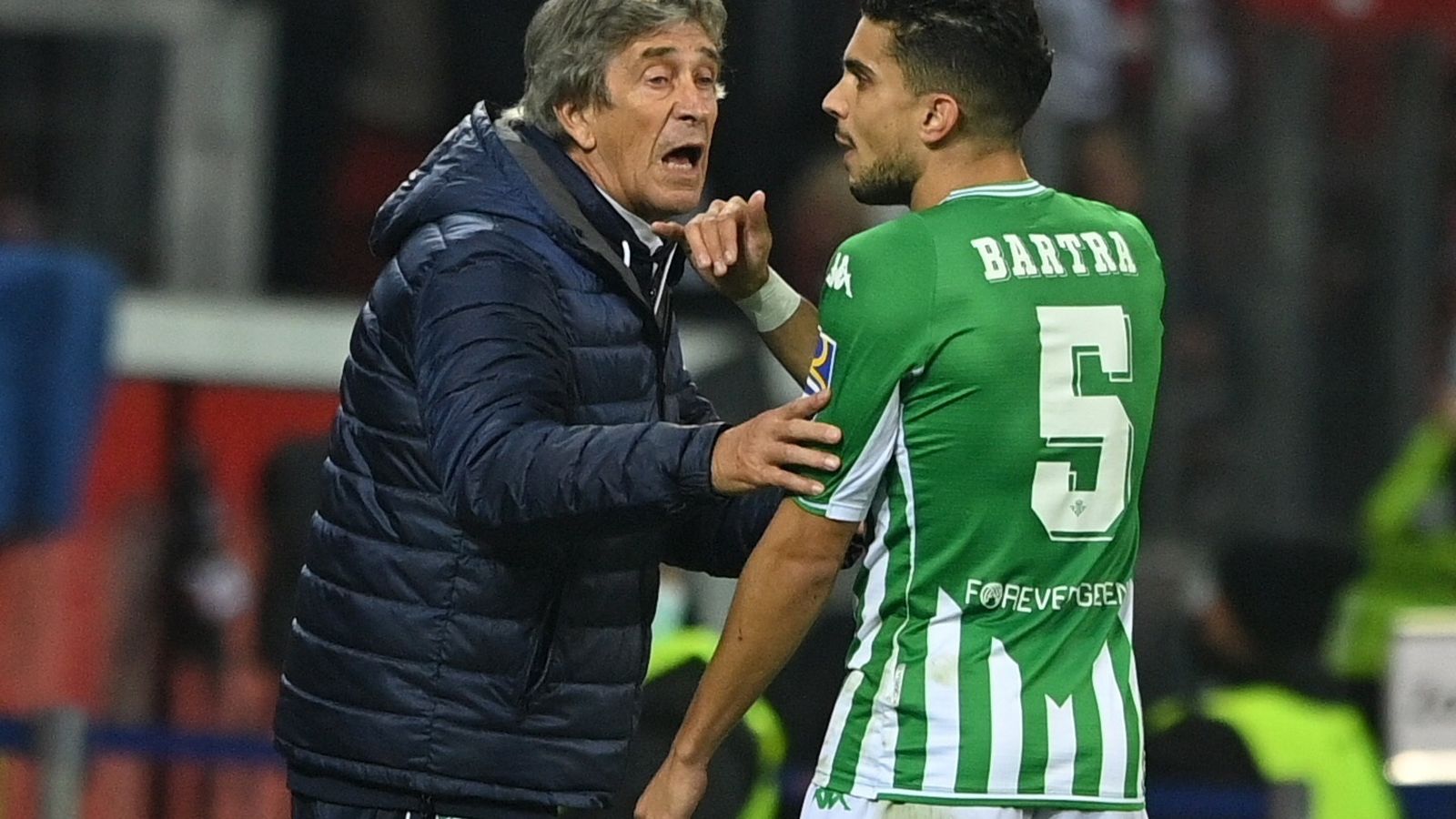 Pellegrini se dirige a Bartra en el partido.