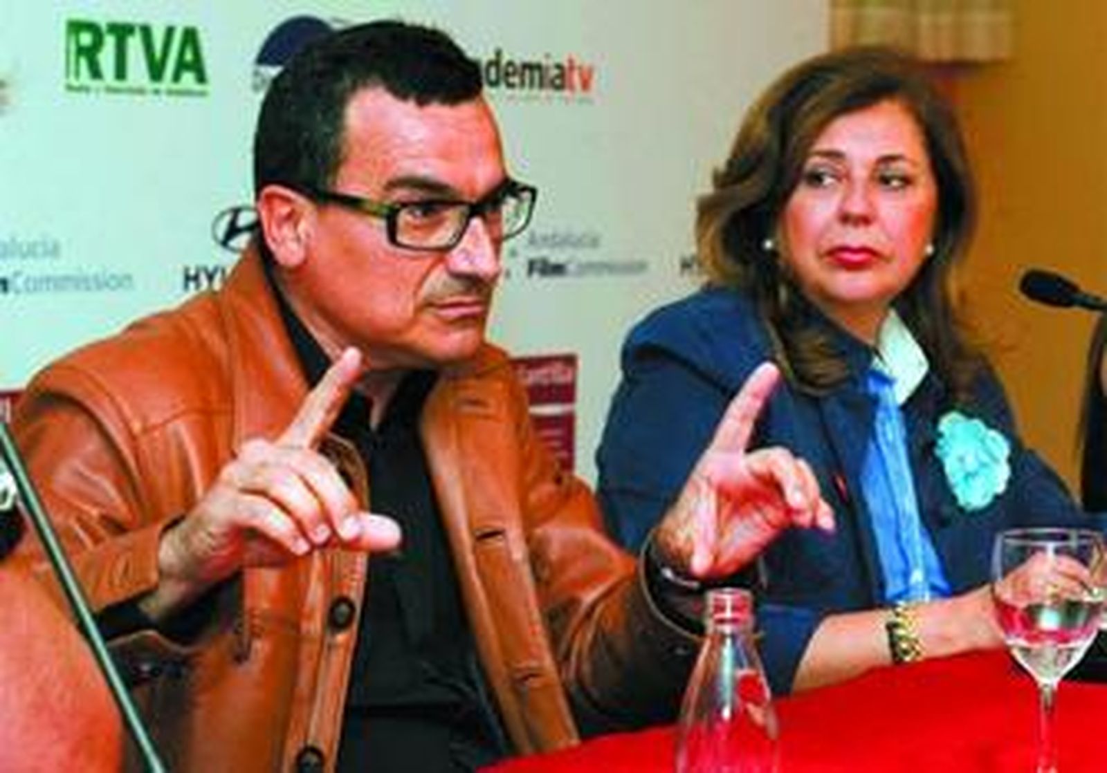 El productor Eduardo Galdo y la directora de Canal Sur, Inmaculada González, ayer en el Festival de Islantilla.