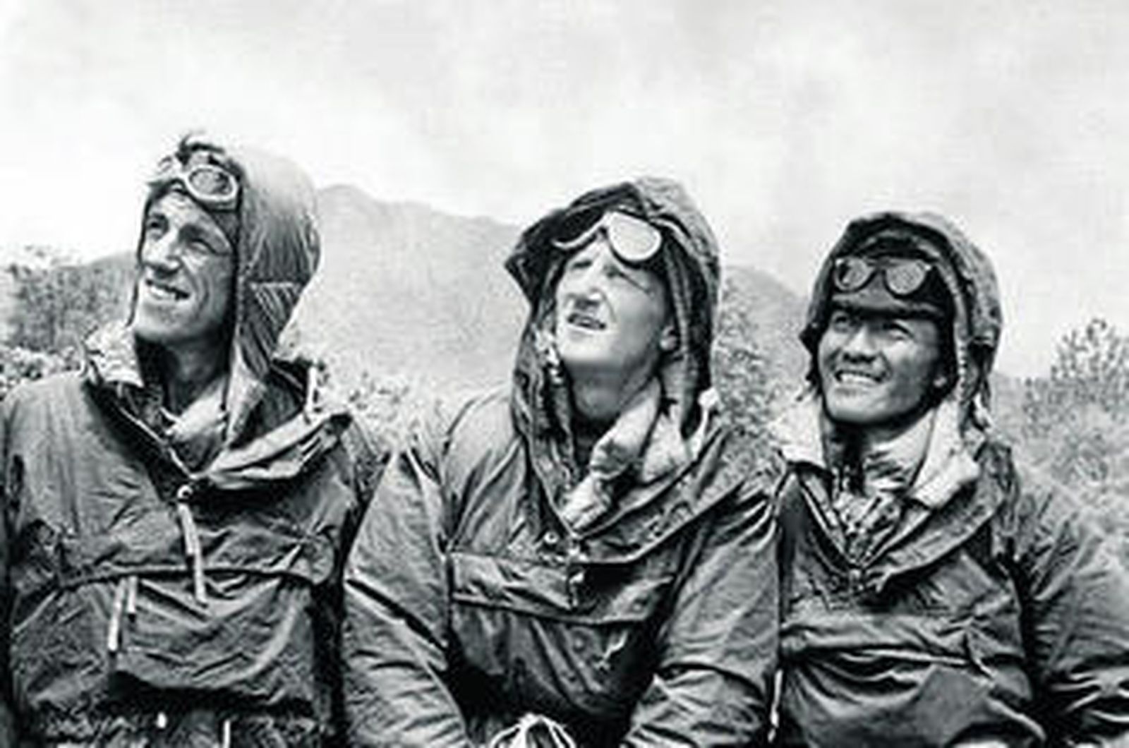 Edmund Hillary -izquierda- y su sherpa Tenzing Norgay -derecha- miran el techo del mundo antes de acometer la ascensión al Everest en 1953.