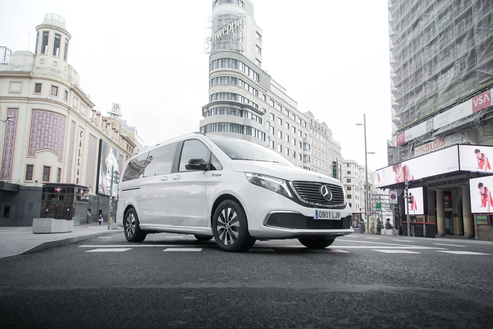 La electricidad llega a la Clase V de Mercedes: así es el EQV 300