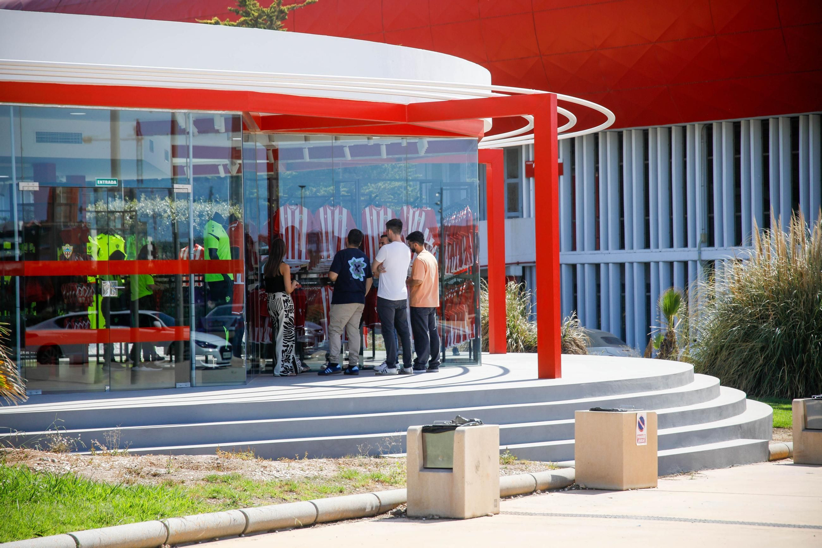 Las imágenes de la campaña de abonos de la UDA y apertura de la tienda del club