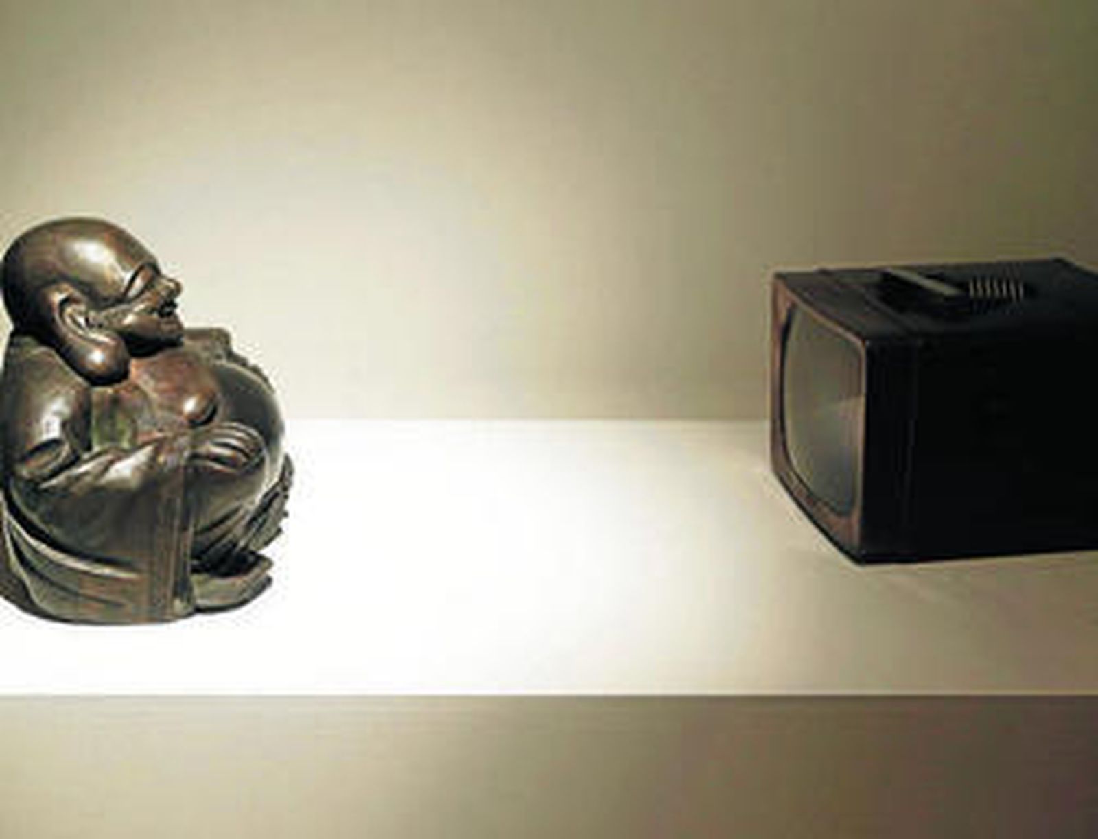 Un Buda ante el televisor, una de las imágenes icónicas de la muestra.
