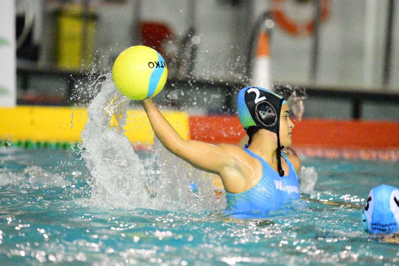 Carmen Rodríguez lanza a la portería rival.